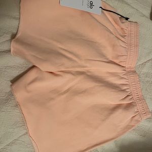 Alo Gym shorts in Peachy Glow - size medium